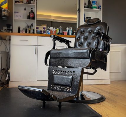 The Role of the Barber Chair in a High-End Grooming Experience